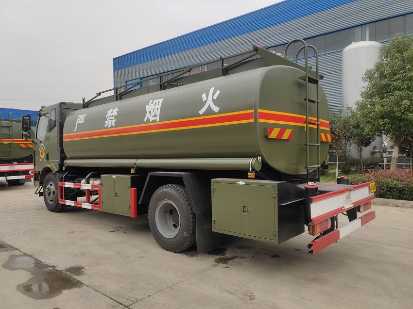 部隊(duì)采購解放J6單橋14噸油罐車尾部展示圖