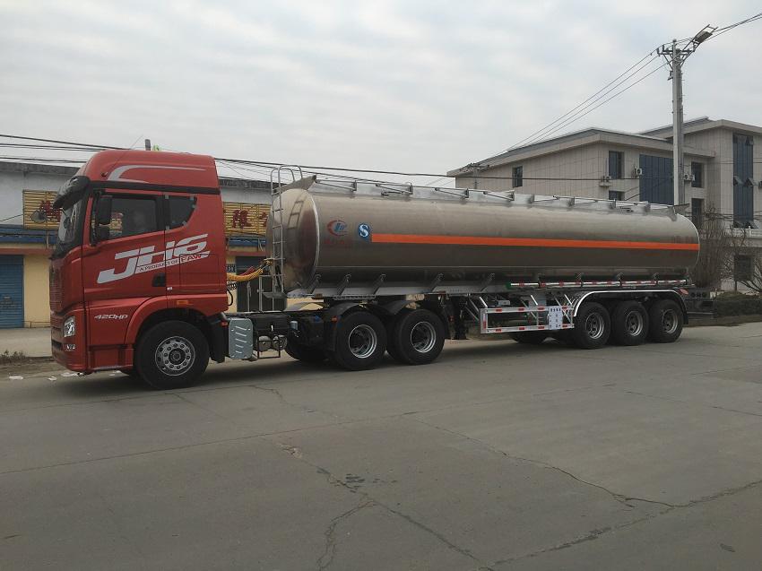 解放JH6鋁合金半掛油罐車(chē)側(cè)面圖片