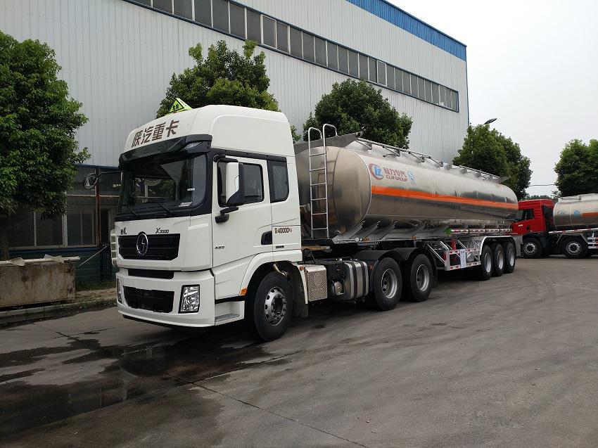 陜汽重卡X3000鋁合金半掛油罐車(chē)側(cè)面圖片
