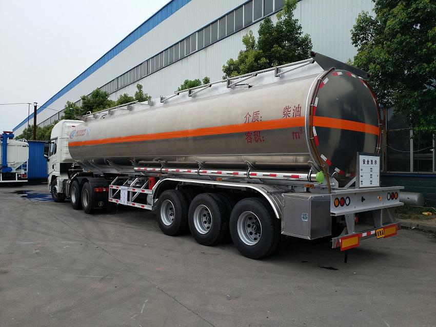 陜汽重卡X3000鋁合金半掛油罐車(chē)尾部側(cè)面圖片