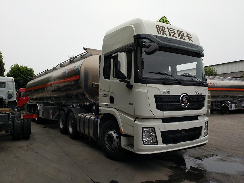 陜汽重卡X3000鋁合金半掛油罐車(chē)側(cè)面圖片